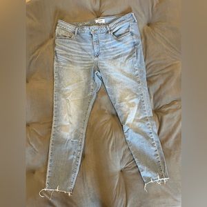 Skinny jeans with frayed hem
